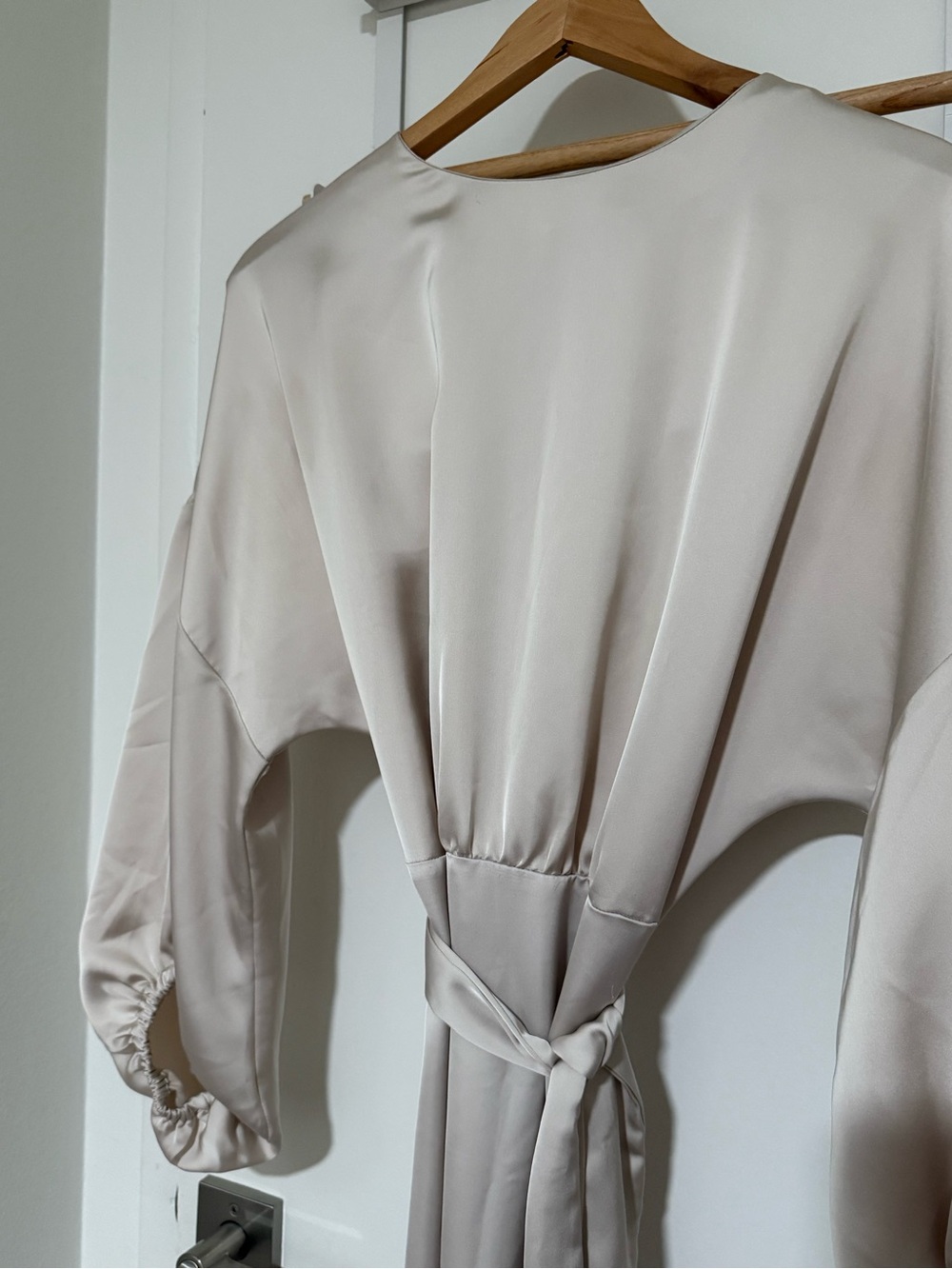 H&M Silky satin midi/maxi cream dress with balloon sleeves and waist tie - Picture 4 of 11